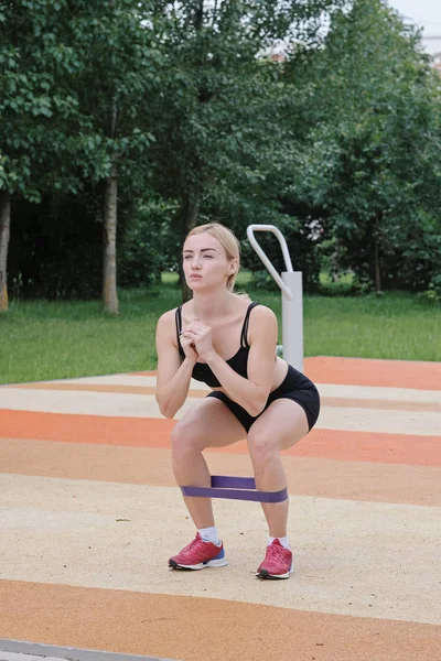 Fiatal sportos nő sportolás közben a szabadban, fitness gyakorlatokat. A fitnesz és életmód fogalma — Stock Fotó