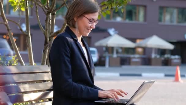 Young business woman with notebook pc celebrating, expressing happiness and success — Stock Video