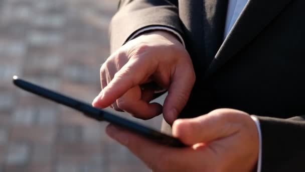 Mains d'homme d'affaires utilisant la tablette pc, à l'extérieur — Video