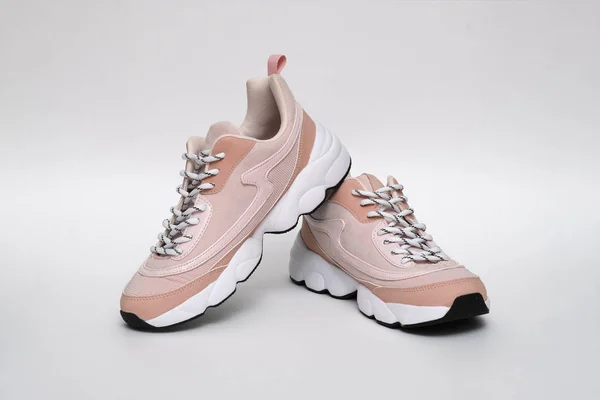 Markasız modern sportif ayakkabılar, beyaz arka plan izole spor ayakkabılar