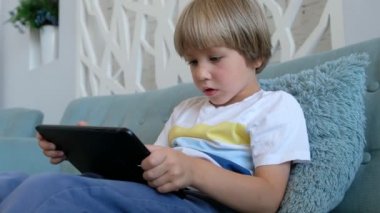 Küçük çocuk tablet pc bilgisayar oyunları oynuyor