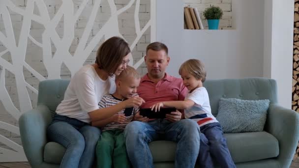 Glückliche kaukasische Familie nutzt digitales Tablet im heimischen Wohnzimmer — Stockvideo