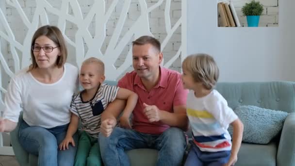 Upphetsad familj fotbollsfans tittar på TV, firar mål tillsammans — Stockvideo