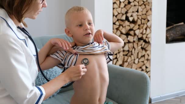 Lindo chico en el médico recibiendo respiración chequeo con estetoscopio — Vídeos de Stock