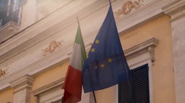 Roma 'daki antik binanın duvarında İtalyan ve Avrupa Birliği bayrakları sallanıyor