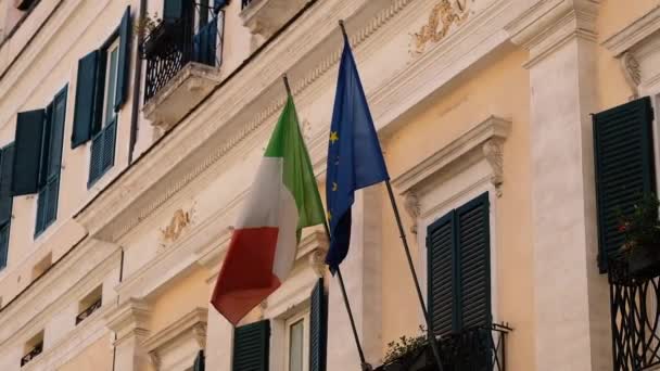 Σημαίες της Ιταλίας και της Ευρωπαϊκής Ένωσης που κυματίζουν στον τοίχο του αρχαίου κτιρίου της Ρώμης — Αρχείο Βίντεο