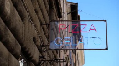 İtalya, Roma 'da neon levhası 