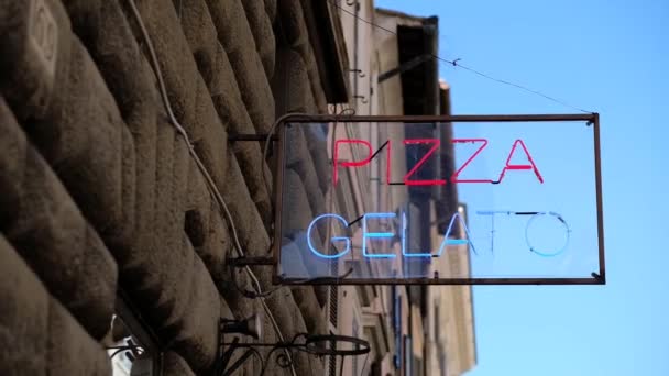 Lodziarnia z neonową tabliczką "pizza i gelato" w Rzymie, Włochy — Wideo stockowe
