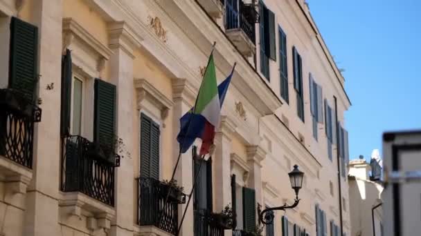 Egy lobogtató olasz és európai uniós zászló az ókori római épület falán — Stock videók