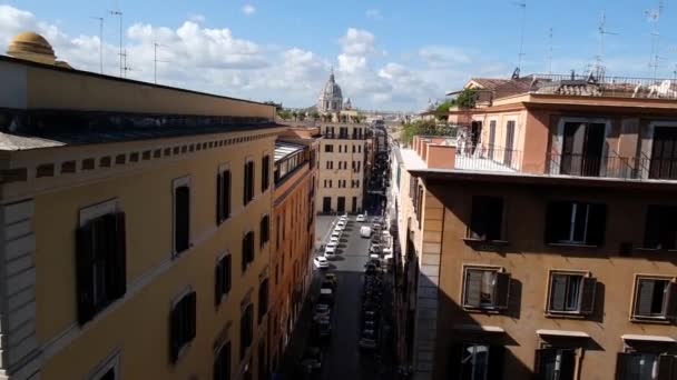ITÁLIA, ROMA - OUTUBRO, 2019: Vista para as ruas estreitas de Roma, Itália — Vídeo de Stock
