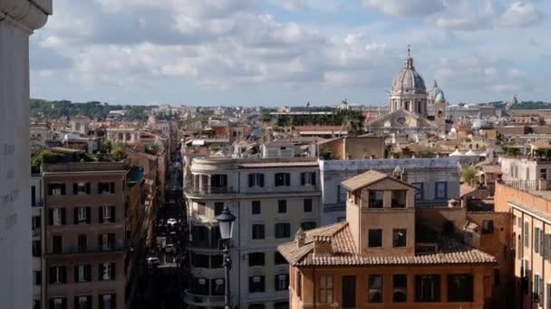 Italië, Rome - oktober 2019: Zicht op smalle straatjes van Rome, Italië, Basilica di San Pietro — Stockvideo