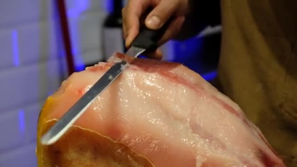 Chef sênior utting jamon presunto prosciutto em um restaurante, cozinha italiana ou espanhola — Vídeo de Stock