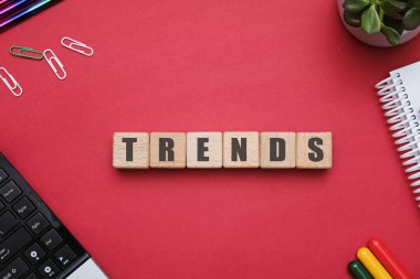 Moda konsepti - kırmızı masadaki ofis çalışma alanında tahta küplerle düz konum