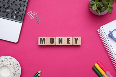 Ofis çalışma alanında kırmızı masa üzerinde para mektupları ile ahşap küplerle düz kompozisyon yatıyordu