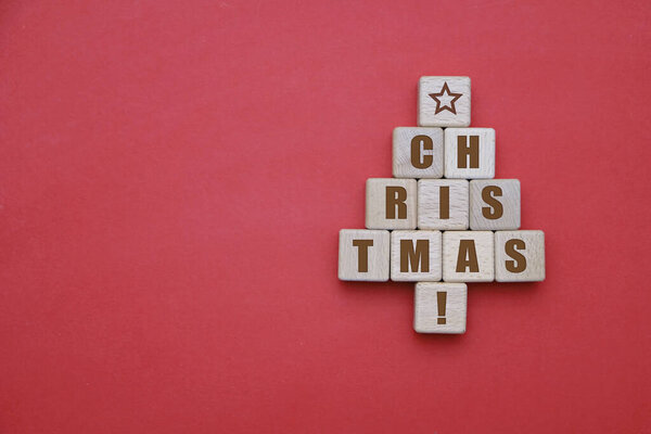 Концепция Рождества и Нового 2020 года, деревянные кубики и декорации на красном фоне
