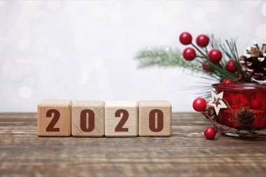 2020 yeni yıl konsepti: ahşap masa üzerindeki ahşap küpler güzel bokeh ve dekorasyonlar