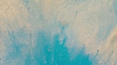 Altın ve mavi renklerde güzel görüntüler. Siyah akıntıların olduğu soyut zarif arkaplan altın halkalar ile yana akın ediyor.