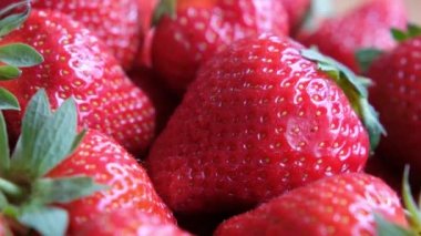 Taze organik çilek dönüşümlü. Yaklaşın, ağır çekim.