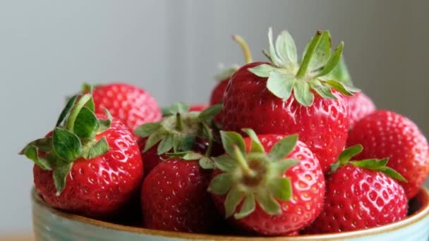 Čerstvé organické jahody v misce rotující. Zavřít, zpomalit. — Stock video