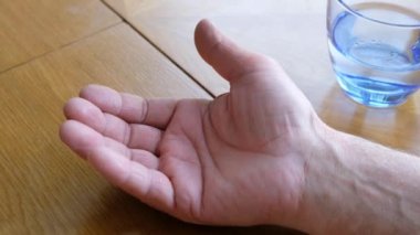 Biri yaşlılara ilaç versin. Kapatın.