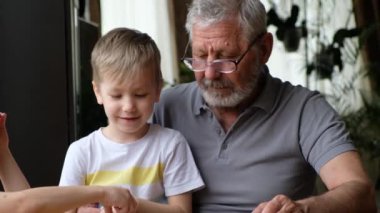 Çocuklar dedenle dama oynuyorlar, kıdemli pozitif adam.