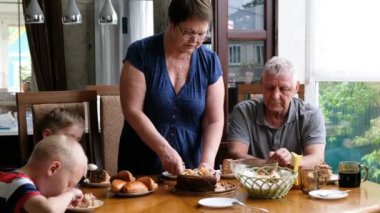 Masada büyük bir aile toplantısı var. İnsanlar içeride eğleniyor, iletişim kuruyor ve yemek yiyor..