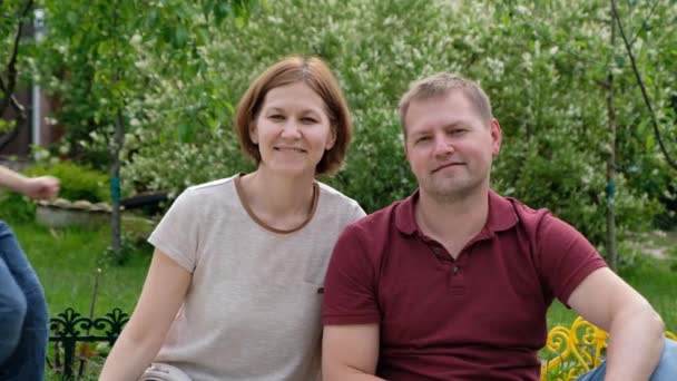 Aile konsepti fotoğrafı. Çocuklarıyla birlikte kadın ve erkek. Çocuklar açık havada güneşli bir günün tadını çıkarıyorlar. — Stok video