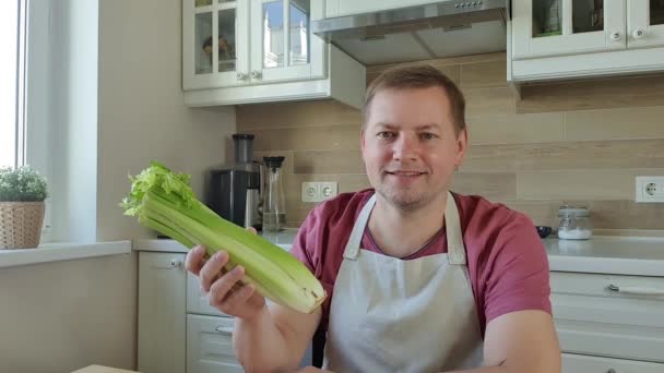 Food blogger o nutrizionista che parla di cibo sano alla macchina fotografica — Video Stock