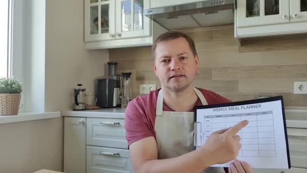 Food blogger nebo nutriční pracovník mluví o zdravém jídle do kamery — Stock video