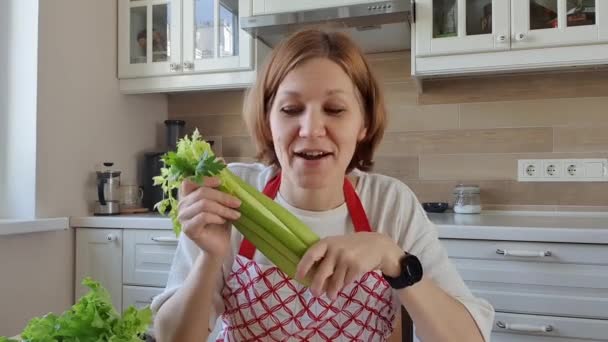 Blogger de alimentos ou nutricionista falando sobre comida saudável para a câmera — Vídeo de Stock