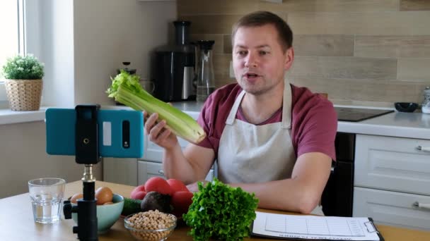 Bloger żywności lub dietetyk mówiący o zdrowej żywności do kamery — Wideo stockowe