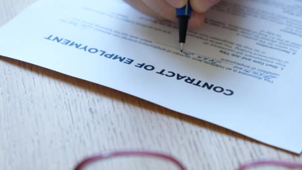 Un hombre irreconocible rellenando un contrato de trabajo. De cerca. — Vídeos de Stock