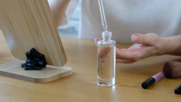 Mujer aplicando aceite de suero en su piel de cerca — Vídeos de Stock