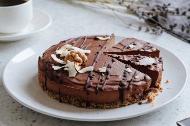 Ev yapımı çiğ çikolatalı vejetaryen pastası. Hindistan cevizi sütü, tereyağı, kaju, kakao ve cevizden yapılan sağlıklı bir tatlı.