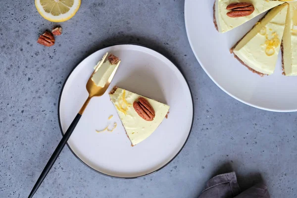 Ev yapımı limonlu çiğ vejetaryen keki. Hindistan cevizi sütü, tereyağı, kaju fıstığından yapılmış sağlıklı bir tatlı.