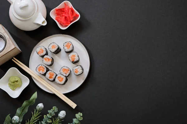 Encomende rolos de sushi de comida japonesa enquanto você fica em casa em quarentena. Casa forma no fundo preto Fotos De Bancos De Imagens