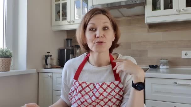 Пищевой блогер женщина или диетолог говорит о здоровой пище в камеру — стоковое видео