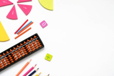 Okulun arka planında mesaj için yer var. Matematik eğitimi aletleri. Konsept çalış.