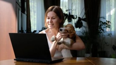 Kadın blogcu köpek köpeği, evcil hayvanı ve sahibiyle ses yoluyla konuşuyor.