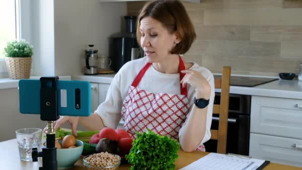 Élelmiszer blogger nő beszél egészséges ételek előtt a webkamera intelligens telefon, élelmiszer vlog — Stock videók