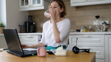 Zaman kavramı eksikliği. Evde çalışan bir kadın, çok meşgul, çocuk geliyor. Çifte hızlı atış, zaman aşımı