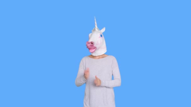 Mujer con unicornio en la cabeza sobre fondo azul, vídeo en bucle. Diseño de arte de movimiento — Vídeo de stock