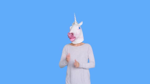 Frau mit Einhorn auf dem Kopf auf blauem Hintergrund, aufklappbares Video. Motion Art Design — Stockvideo