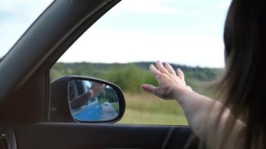 Özgür bir kadın arabayla seyahat ederken araba camından rüzgarı yakalar. Yaz özgürlüğü kavramı