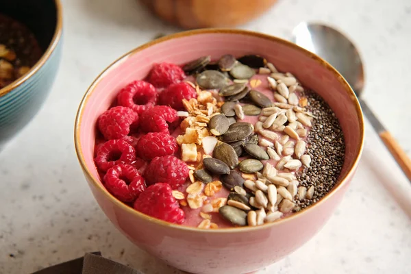 Sağlıklı yiyecek, ahududu, granola, tohum ve chia ile kaplanmış smoothie kasesi. Yakın görünüm