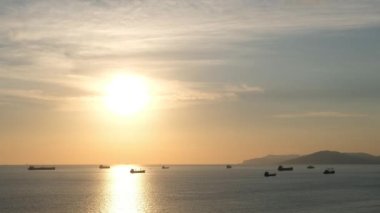 Karadeniz 'de güzel romantik bir gün batımı, denizde tekneler ve gemiler.