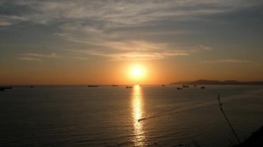 Karadeniz 'de güzel romantik bir gün batımı, denizde tekneler ve gemiler.