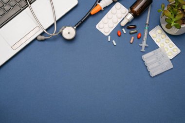 İnternette eczane ve eczane kavramı. Mavi arka planda ilaç hapları, metin için boşluk