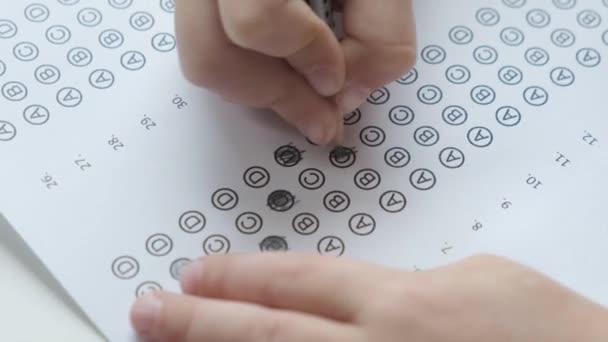 Dzieci wypełniają test bańki ołówkiem, z bliska. Koncepcja kształcenia i egzaminów — Wideo stockowe