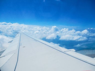 Uçağın penceresinden uçak kanadının görüntüsü